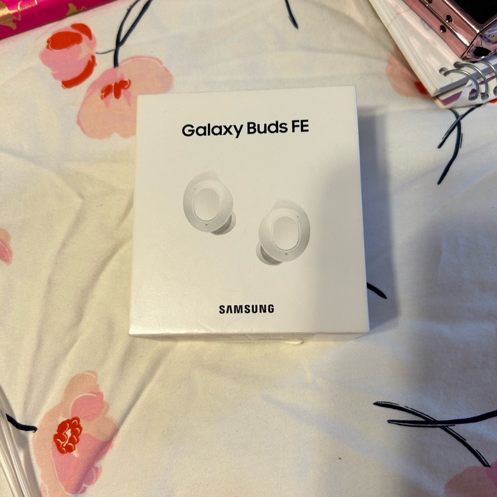 Samsung White Wireless Earbuds